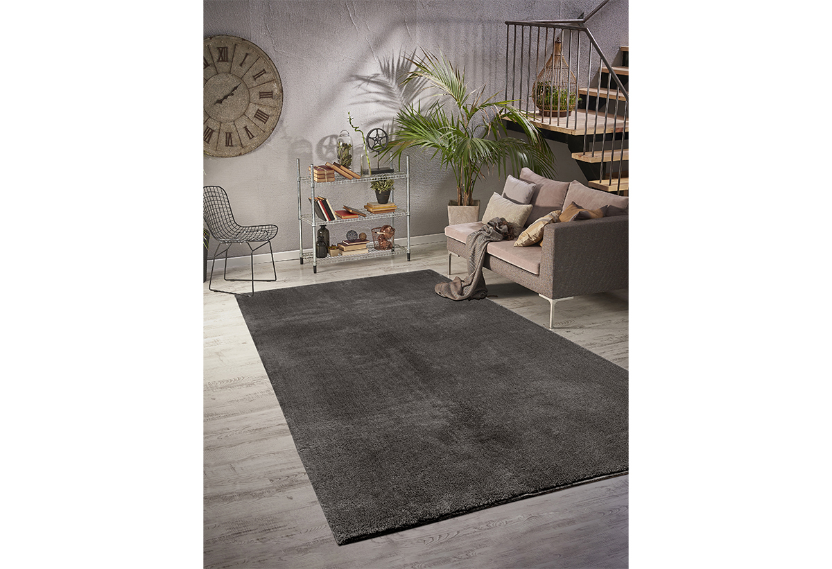 Εδώ απεικονίζεται το χαλί τοποθετημένο σε ένα σαλόνι.